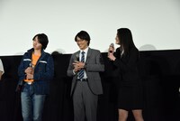 「リクくんとの仲は……」と振られて慌てる長谷川眞優（右）と、首を傾げる濱田龍臣（左）。