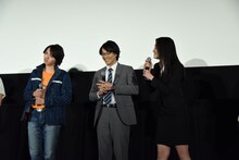 「リクくんとの仲は……」と振られて慌てる長谷川眞優（右）と、首を傾げる濱田龍臣（左）。