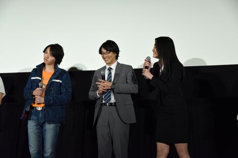 「リクくんとの仲は……」と振られて慌てる長谷川眞優（右）と、首を傾げる濱田龍臣（左）。