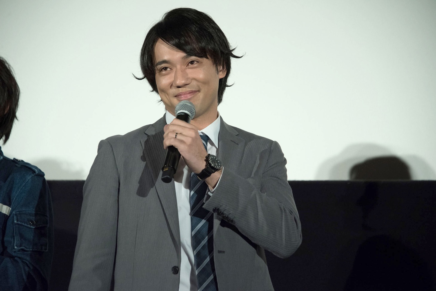 メガネを外した小澤雄太。