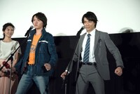 ダブル変身を披露する濱田龍臣（前列左）と小澤雄太（前列右）。