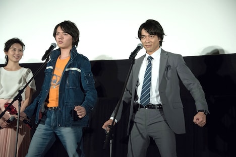 ダブル変身を披露する濱田龍臣（前列左）と小澤雄太（前列右）。