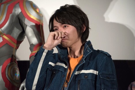 号泣する濱田龍臣。