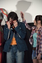 号泣する濱田龍臣（左）と、ハンカチを渡した山本千尋（右）。