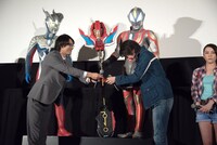 濱田龍臣（前列右）に手紙を渡す小澤雄太（前列左）。