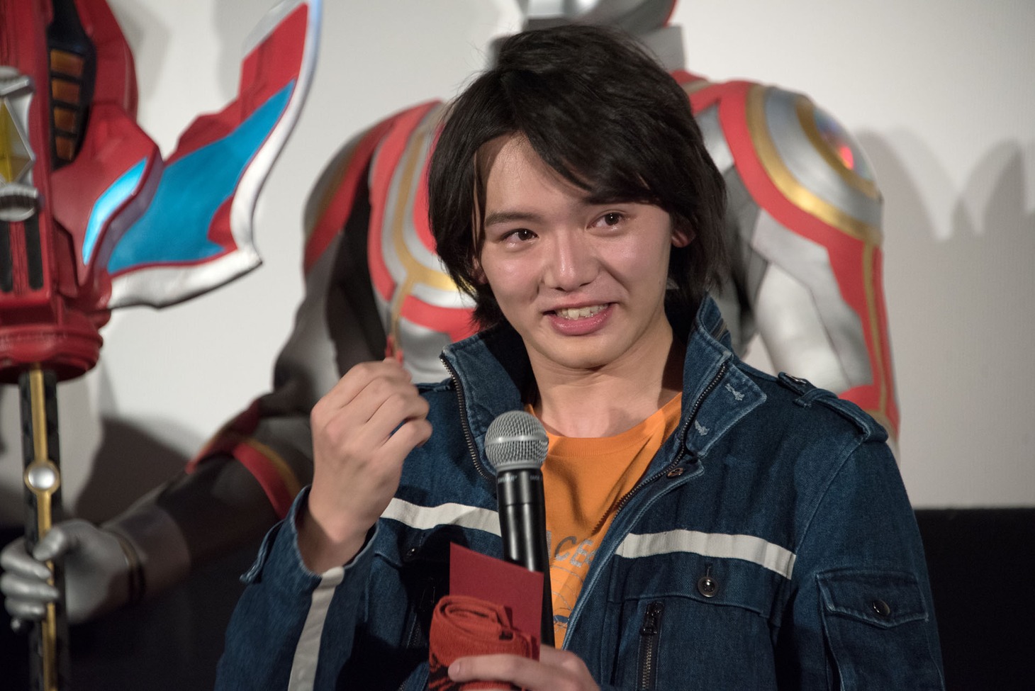 号泣する濱田龍臣。