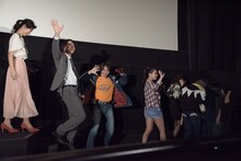 ドンシャインポーズをする濱田龍臣（中央左）。