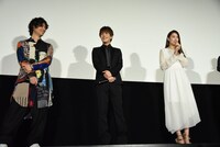 山本美月（右）の挨拶を、「かわいい」と言いながら聞く斎藤工（左）と岩田剛典（中央）。