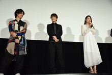 山本美月（右）の挨拶を、「かわいい」と言いながら聞く斎藤工（左）と岩田剛典（中央）。