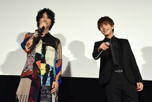 ファンの「ドスケベ」というメッセージボードを発見して笑う斎藤工（左）と岩田剛典（右）。