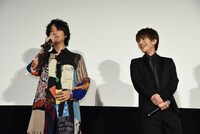 ファンの「ドスケベ」というメッセージボードを発見して笑う斎藤工（左）と岩田剛典（右）。