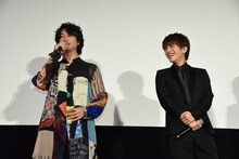 ファンの「ドスケベ」というメッセージボードを発見して笑う斎藤工（左）と岩田剛典（右）。