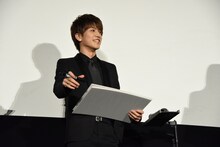 「本作のエンドロールに出てくるクレジットの合計は？」という難問を出され、真剣に考える岩田剛典。