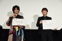 「本作のエンドロールに出てくるクレジットの合計は？」という難問に、勘で答える斎藤工（左）と岩田剛典（右）。