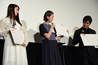 「本作のエンドロールに出てくるクレジットの合計は？」という難問に、勘で答えるキャストたち。