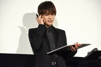 「瀧本智行監督の生年月日は？」という問題の答えがわからず、考え込む岩田剛典。