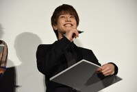 「瀧本智行監督の生年月日は？」という問題の答えがわからず、「ヤバい……」と慌てる岩田剛典。