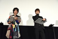 「瀧本智行監督の生年月日は？」という問題の答えがわからず、「ヤバい……」と慌てる岩田剛典（右）と斎藤工（左）。