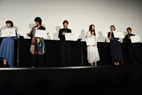 「瀧本智行監督の生年月日は？」という問題に、勘で答えるキャストたち。