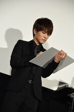 自分以外は正解を教えられているとは知らず、真剣に最終問題に挑む岩田剛典。