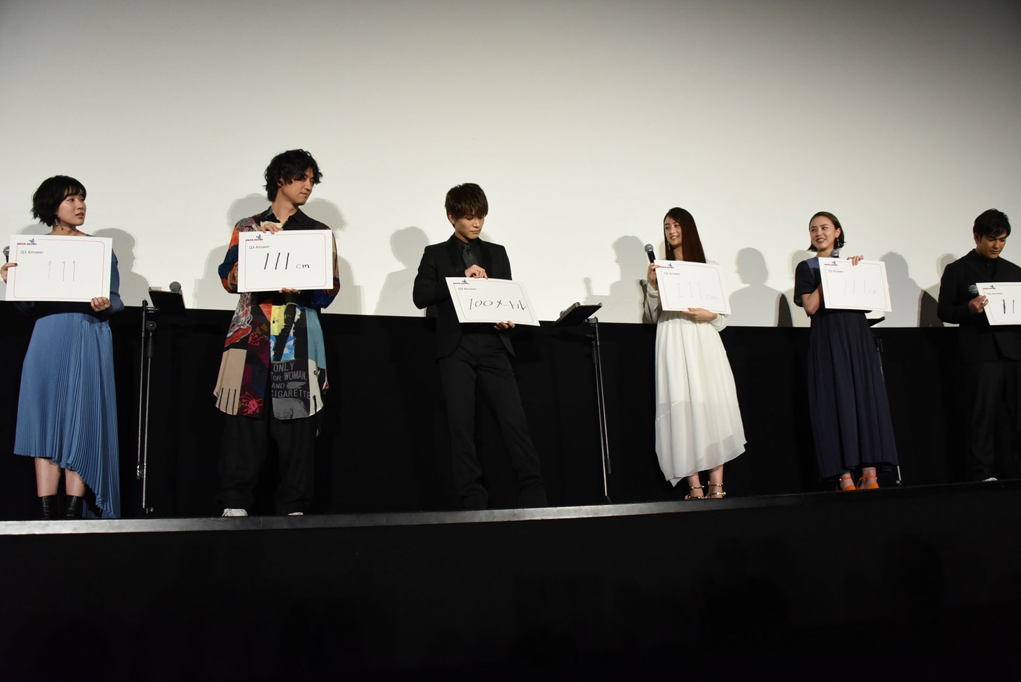 「ロケ地・金沢で去年1年間に降った積雪量の合計は何cmか？」という最終問題に答えるキャストたち。