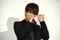 瀧本智行からの手紙に目を潤ませる岩田剛典。