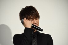 涙を拭う岩田剛典。