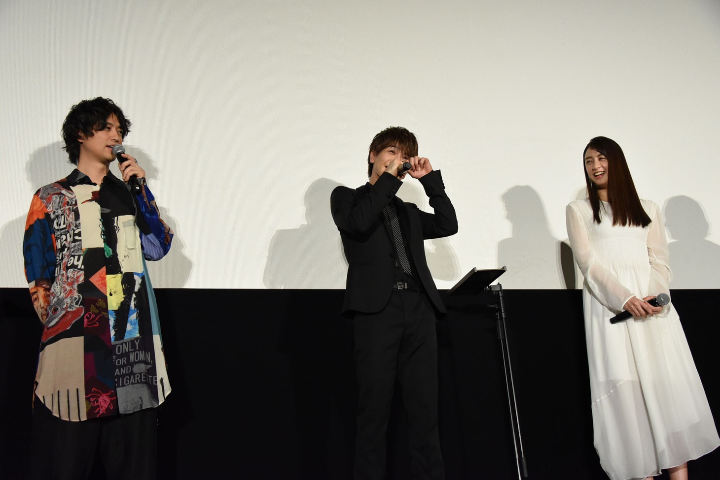 瀧本智行からの手紙に目を潤ませる岩田剛典（中央）。