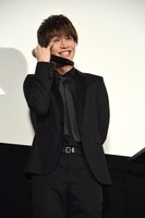 涙を拭う岩田剛典。