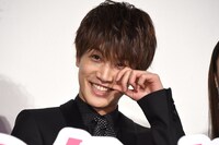 涙を拭う岩田剛典。