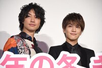 左から斎藤工、岩田剛典。