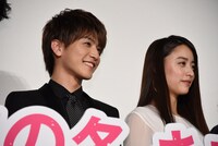 左から岩田剛典、山本美月。