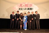 「北の桜守」初日舞台挨拶。左から滝田洋二郎、阿部寛、篠原涼子、吉永小百合、堺雅人、岸部一徳、佐藤浩市。