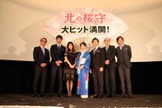 「北の桜守」初日舞台挨拶。左から滝田洋二郎、阿部寛、篠原涼子、吉永小百合、堺雅人、岸部一徳、佐藤浩市。