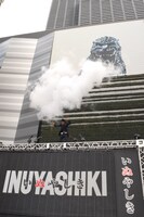 セット上部から飛び上がって登場した木梨憲武。