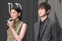 左から三吉彩花、本郷奏多。