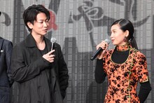 左から佐藤健、二階堂ふみ。