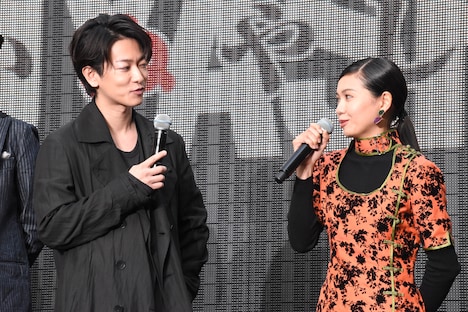 左から佐藤健、二階堂ふみ。