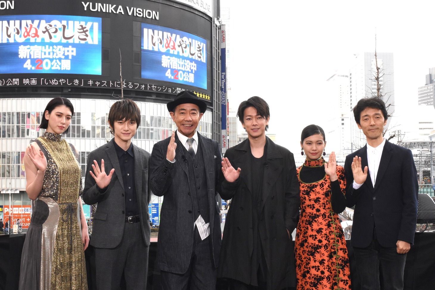 「いぬやしき」新宿プレミアムイベントの様子。左から三吉彩花、本郷奏多、木梨憲武、佐藤健、二階堂ふみ、佐藤信介。