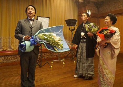 「この道」メイキングカット。左から大森南朋、松重豊、羽田美智子。