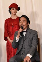 左から松本若菜、大森南朋。