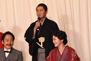 左から大森南朋、松重豊、貫地谷しほり。