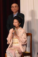 佐々部清（奥）、羽田美智子（手前）。