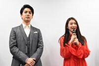 左から大野拓朗、岡本夏美。