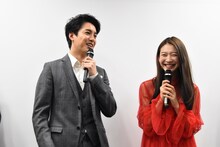 左から大野拓朗、岡本夏美。