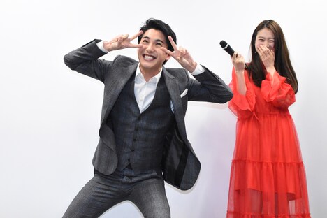 一発ギャグを披露する大野拓朗（左）、爆笑する岡本夏美（右）。