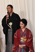 左から松重豊、貫地谷しほり。