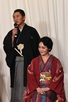 左から松重豊、貫地谷しほり。