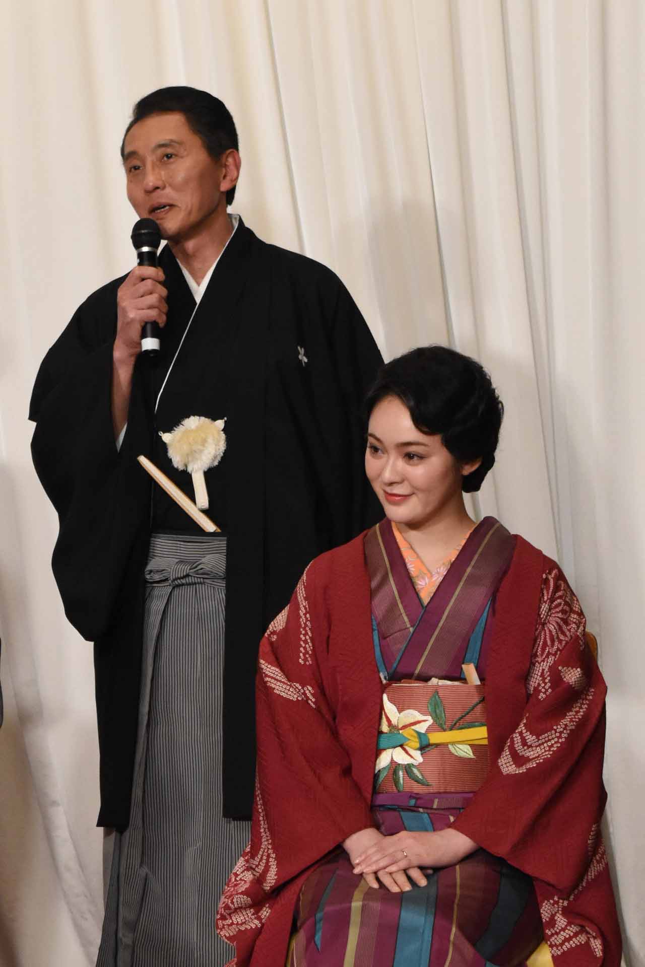 左から松重豊、貫地谷しほり。