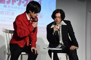 LINE LIVEのコメントを読みながらトークする成田凌（左）と井浦新（右）。